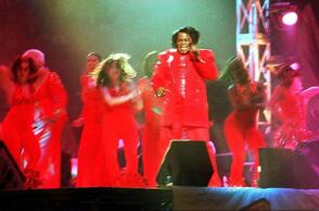 Ο τραγουδιστής James Brown στη σκηνή του Super Bowl το 1997