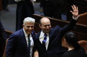 Ο Ναφτάλι Μπένετ (σ.σ. δεξιά) είναι ο νέος πρωθυπουργός του Ισραήλ - Διαδέχεται στην εξουσία τον Μπενιαμίν Νετανιάχου - Στη φωτό με τον Γιαΐρ Λαπίντ