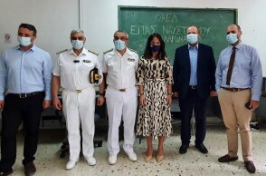 H υφυπουργός Εργασίας Δόμνα Μιχαηλίδου με τον Δήμαρχος Σαλαμίνας Γιώργο Παναγόπουλο, τον διοικητή του ΟΑΕΔ Σπύρο Πρωτοψάλτη και τον βουλευτής Β’ Πειραιά της Ν.Δ. Δημήτριος Μαρκόπουλος. 