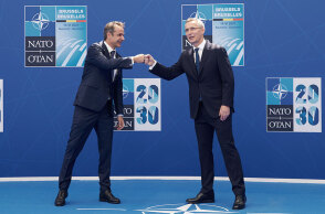 Ο πρωθυπουργός Κυριάκος Μητσοτάκης με τον γενικό γραμματέα του ΝΑΤΟ Γενς Στόλτενμπεργκ στη Σύνοδο Κορυφής της Συμμαχίας στις Βρυξέλλες