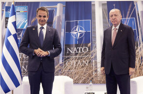 Κυριάκος Μητσοτάκης και Ρετζέπ Ταγίπ Ερντογάν στη συνάντησή τους στις Βρυξέλλες στο περιθώριο της Συνόδου Κορυφής του ΝΑΤΟ