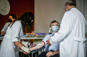 Εθελοντική αιμοδοσία στο Προεδρικό Μέγαρο - Ο Σωτήρης Τσιόδρας δίνει αίμα