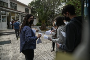 Μαθητές στο προαύλιο σχολείου πριν τις πανελλαδικές εξετάσεις