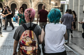 Ο Γιάννης Νένες γράφει για την καλοκαιρινή Αθήνα και όλα όσα θα δούμε στην πόλη κάτω από τους 42°C και η Μαρία Μαρκέζη φωτογραφίζει.