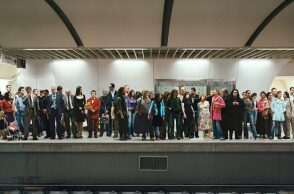 Άνθρωποι που περιμένουν σε σταθμό του Μετρό