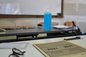 Φάκελος με θέματα Πανελλαδικών εξετάσεων πάνω σε θρανία©Eurokinissi/ILIALIVE.GR ΓΙΑΝΝΗΣ ΣΠΥΡΟΥΝΗΣ