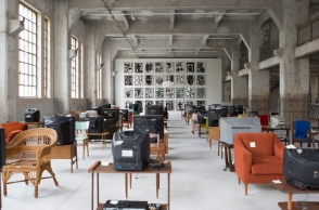 Εγκατάσταση του Kutluğ Ataman από την έκθεση Portals | Πύλη του ΝΕΟΝ στο πρώην Δημόσιο Καπνεργοστάσιο