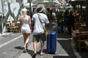 Τουρίστες στην Αθήνα (ΦΩΤΟ ΑΡΧΕΙΟΥ) - Τα νέα κρούσματα κορωνοϊού και πού επιβεβαιώθηκαν, ανακοίνωσε ο ΕΟΔΥ την Τρίτη 15 Ιουνίου 2021
