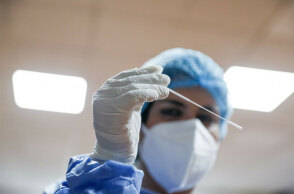 Υγειονομικός του ΕΟΔΥ πραγματοποιεί self test για τον κορωνοϊό (ΦΩΤΟ ΑΡΧΕΙΟΥ) - Σε πέντε περιοχές στην Ελλάδα ο δείκτης θετικότητας είναι 0%