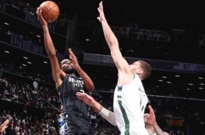 Ο Κέβιν Ντουράντ στον πέμπτο ημιτελικό κόντρα στους Μπακς