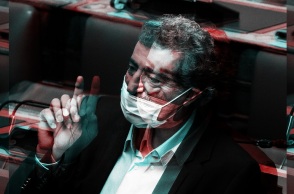 Ο Παύλος Πολάκης στα έδρανα της Βουλής υψώνει το δάχτυλό του