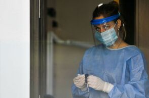 Υγειονομικός του ΕΟΔΥ με rapid test για κορωνοϊό 