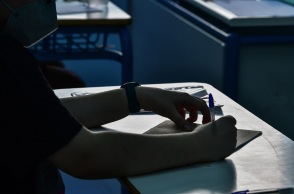 Πανελλήνιες 2021: Υποψήφιος γράφει στο τετράδιο του