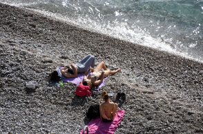 Λουόμενες σε παραλία (ΦΩΤΟ ΑΡΧΕΙΟΥ) - Στην Αττική υπάρχουν παραλίες για εκδρομές το τριήμερο του Αγίου Πνεύματος