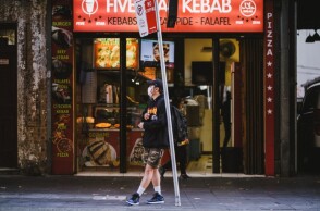 Πολίτης με μάσκα στο Σίδνεϊ της Αυστραλίας