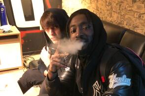 Ο μουσικός Doxi και ο ράπερ Νέγρος του Μοριά στο στούντιο