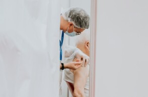 Ηλικιωμένος άντρας εμβολιάζεται©Unsplash/ Mat Napo 