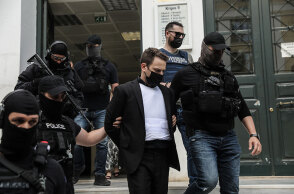 Ο 33χρονος συζυγοκτόνος, Μπάμπης Αναγνωστόπουλος, που σκότωσε την Καρολάιν Κράουτς, στα δικαστήρια Ευελπίδων - Πήρε προθεσμία να απολογηθεί για το έγκλημα στα Γλυκά Νερά την Τρίτη 22 Ιουνίου 2021