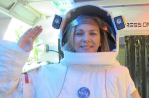 Η Κιμ Κατράλ πηγαίνει στο φεγγάρι