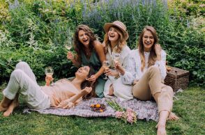 5 ροζέ και λευκά κρασιά που πίνονται ευχάριστα το καλοκαίρι