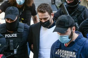 Απολογία στον εισαγγελέα του 32χρονου Μπάμπη Αναγνωστόπουλου καθ' ομολογία δράστη της δολοφονίας της 20χρονης συζύγου του Καρολάιν Κράουτς την Παρασκευή, 18 Ιουνίου 2021