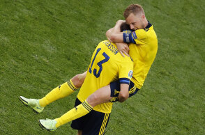 Παίκτες της Σουηδίας πανηγυρίζουν τη νίκη κόντρα στη Σλοβακία για τη 2η αγωνιστική του Euro 2020