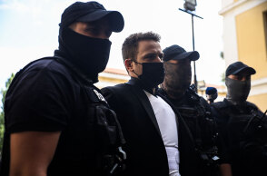 Ο 33χρονος συζυγοκτόνος στα δικαστήρια Ευελπίδων - Ο πιλότος ομολόγησε τη δολοφονία της Καρολάιν