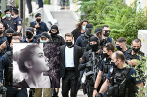 O 33χρονος συζυγοκτόνος που δολοφόνησε την 20χρονη Καρολάιν στο σπίτι τους στα Γλυκά Νερά - «Αγωνιώδης ο θάνατος του θύματος» κατέθεσε η ιατροδικαστής