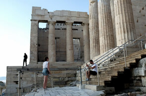 Επισκέπτες στην Ακρόπολη (ΦΩΤΟ ΑΡΧΕΙΟΥ) - Ο ΕΟΔΥ ανακοίνωσε τις περιοχές όπου εντοπίστηκαν τα 394 νέα κρούσματα κορωνοϊού στην Ελλάδα το Σάββατο 19 Ιουνίου 2021