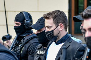 Ο 33χρονος πιλότος οδηγείται στον εισαγγελέα μετά την ομολογία του ότι αυτός σκότωσε τη σύζυγό του, Καρολάιν, στο σπίτι τους στα Γλυκά Νερά