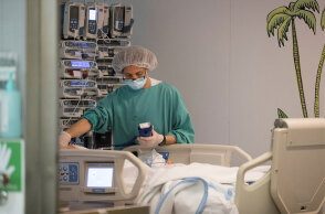 Υγειονομικός σε ΜΕΘ για ασθενείς με κορωνοϊό - Νέα έρευνα για τα συμπτώματα που επιμένουν και πώς πρέπει να αντιμετωπίζονται