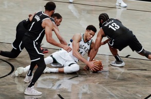 ΝΒΑ: Το Μιλγουόκι του Γιάννη Αντετοκούνμπο νίκησε τους Νετς σε ένα Game 7 που κρίθηκε στην παράταση (115-111) και προκρίθηκε στους τελικούς της Ανατολής.