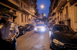 Κάτω Πετράλωνα: «Χτυπημένη, τρομαγμένη και ζητούσε βοήθεια», δηλώνει μάρτυρας μετά την καταγγελία για βιασμό γυναίκας που εργαζόταν ως καθαρίστρια σε σπίτι.