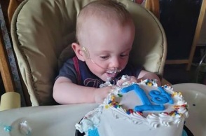 Το θαύμα της ζωής: Ένα μωράκι που γεννήθηκε σχεδόν 5 μήνες πρόωρο νίκησε κάθε αντιξοότητα και γιόρτασε τα πρώτα του γενέθλια τον Ιούνιο του 2021.