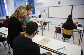 Πανελλήνιες 2021: Στιγμιότυπο από εξεταστικά κέντρα