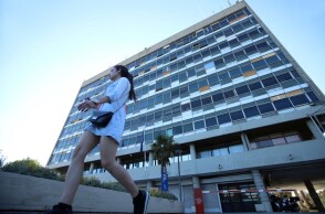 Μία κοπέλα περνάει έξω από το ΑΠΘ©Eurokinissi/ΚΩΝΣΤΑΝΤΙΝΙΔΗΣ ΓΙΩΡΓΟΣ