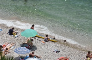 Αναζητώντας δροσιά στις παραλίες 