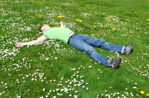 Άνδρας ξαπλωμένος σε γρασίδι