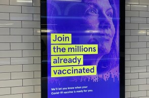 Αφίσα που ενθαρρύνει τον εμβολιασμό για τον κορωνοϊό©Unsplash/John Cameron