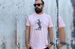 Ο Κωνσταντίνος Ρήγος με μπλουζάκι από το Πωλητήριο του Εθνικού θεάτρου