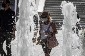 Γυναίκα με μάσκα στο κέντρο της Αθήνας