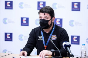 Ο Νίκος Χαρδαλιάς με μάσκα για τον κορωνοϊό στη live ενημέρωση από το Υπουργείο Υγείας