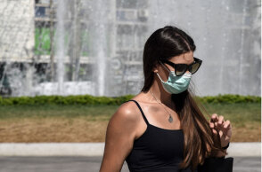 Κοπέλα με μάσκα στο συντριβάνι στην Ομόνοια - Καύσωνας και 40άρια έχει ο καιρός σήμερα Τετάρτη (23/6)