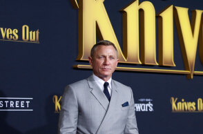 Ο Ντάνιελ Κρεγκ (Daniel Craig) στην πρεμιέρα της ταινίας «Knives Out» - Τα γυρίσματα του σίκουελ γίνονται στο Πόρτο Χέλι