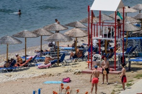 Καύσωνας - Στιγμές δροσιάς στις παραλίες 