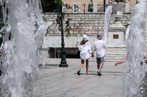 Έντονη ζέστη στο κέντρο της Αθήνας - Ο ΕΟΔΥ ανακοίνωσε σήμερα Πέμπτη (24/6) τα νέα κρούσματα κορωνοϊού στην Ελλάδα
