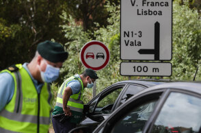 Πορτογαλία - Μίνι lockdown: Αστυνομικοί στη Λισαβόνα ελέγχουν οδηγούς αν έχουν μαζί τους πιστοποιητικό εμβολιασμού ή αρνητικό τεστ, προκειμένου να μπουν ή να βγουν από την πρωτεύουσα