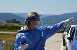 Υγειονομικός διενεργεί δωρεάν rapid test (ΦΩΤΟ ΑΡΧΕΙΟΥ)