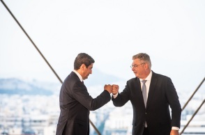 Ο κ. Ανδρέας Σιάμισιης και ο Υφυπουργός Πολιτισμού και Αθλητισμού κ. Λευτέρης Αυγενάκης ανταλλάσσουν χαιρετισμό, γροθιά με γροθιά.