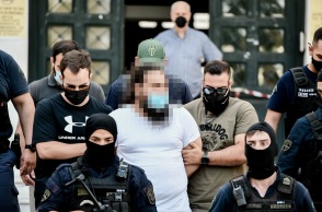 Ο  37χρονος καθαιρεθείς ιερέας μετά τη μεταφορά του στον εισαγγελέα